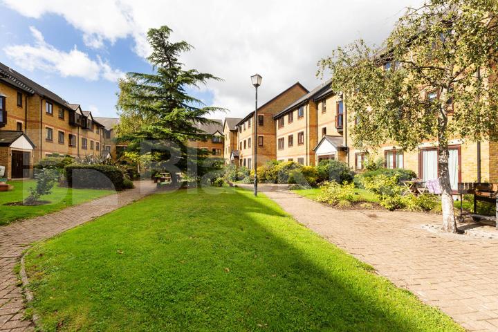 Canal Side 2 bedroom property with direct access to communal garden  Riverside Close, Lee Vally Park / Upper Clapton
